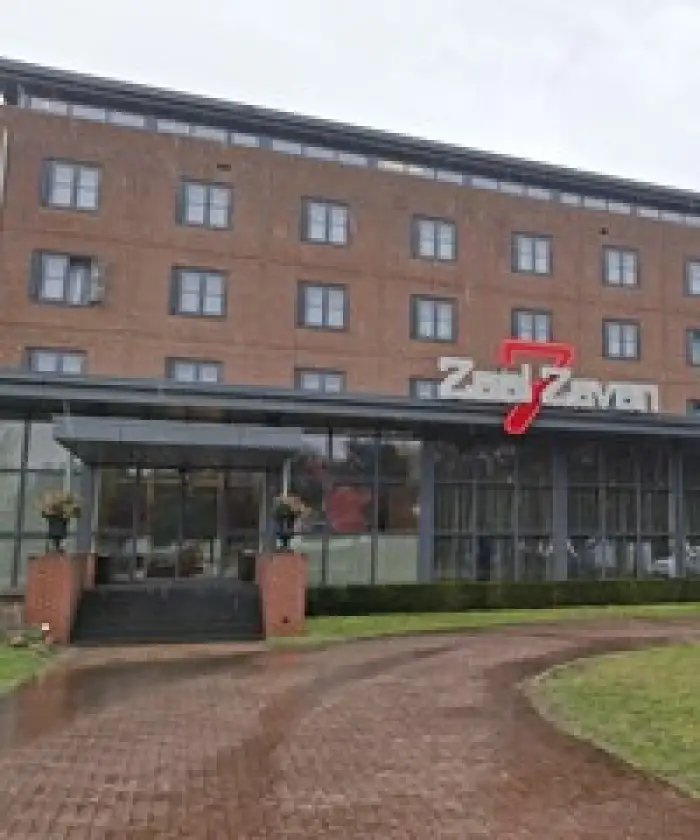 Prijsuitreiking schrijfwedstrijd de Raadselige Roos 2025-2026 in Zaal 7 van Hotel Restaurant Asteria in Venray