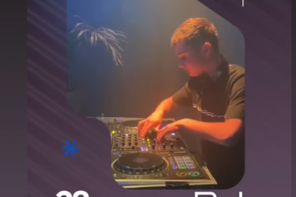 DJ Hoffie bij Cafe Zaal 't Veule tijdens Dörpse Kroegentocht 2026