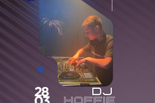 DJ Hoffie bij Cafe Zaal 't Veule tijdens Dörpse Kroegentocht 2026
